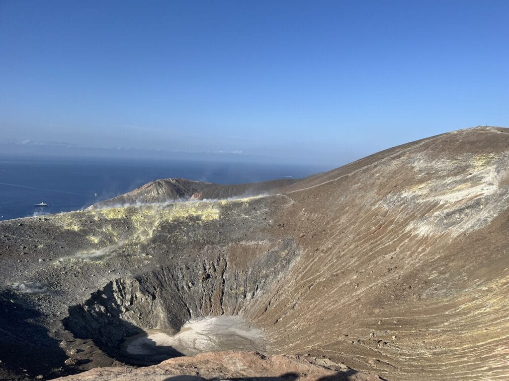 Blick in den Krater des Vulcano