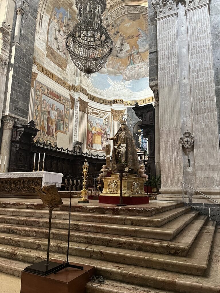 Die Kathedrale der hl. Agatha in Catania, hier eine typische Muttergottesstatue, die bei Prozessionen durch die Straßen getragen wird