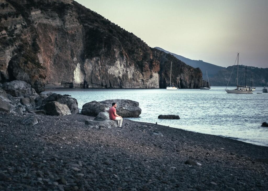 Meditieren am Strand auf den Liparischen Inseln