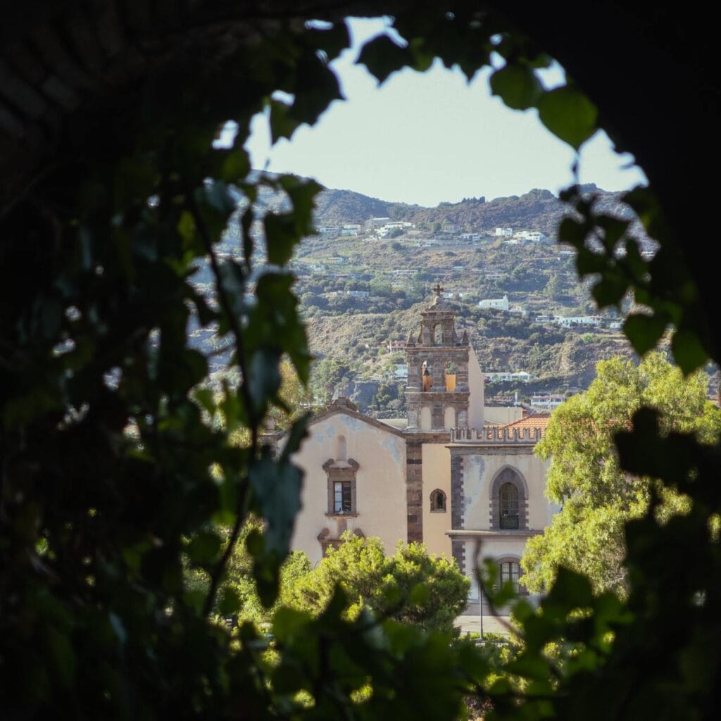 Lipari mit der Kathedrale San Bartolomé, die auf die Zeit der Normannen zurückgeht