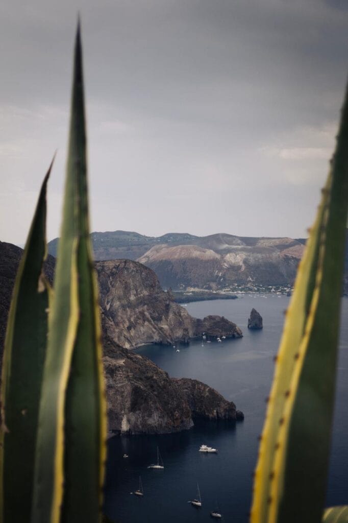 Aussichtsplattform auf den Liparischen Inseln mit Blick auf Vulcano mit dem Gran Cratere