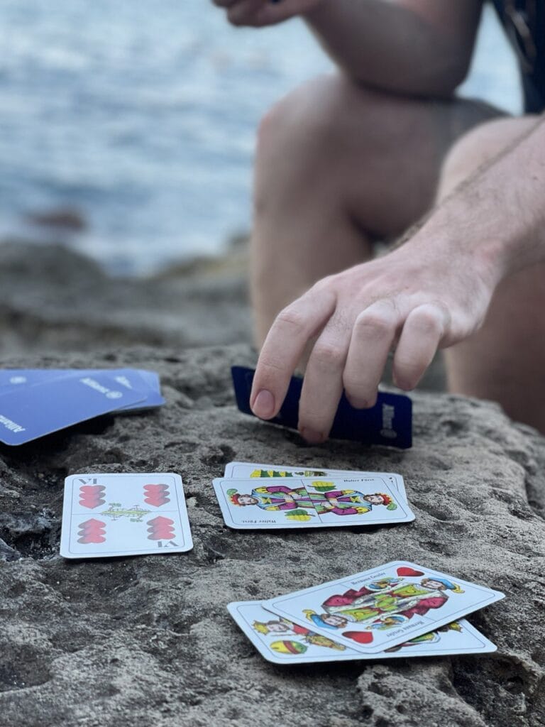 Kartenspielen am Strand von Syrakus