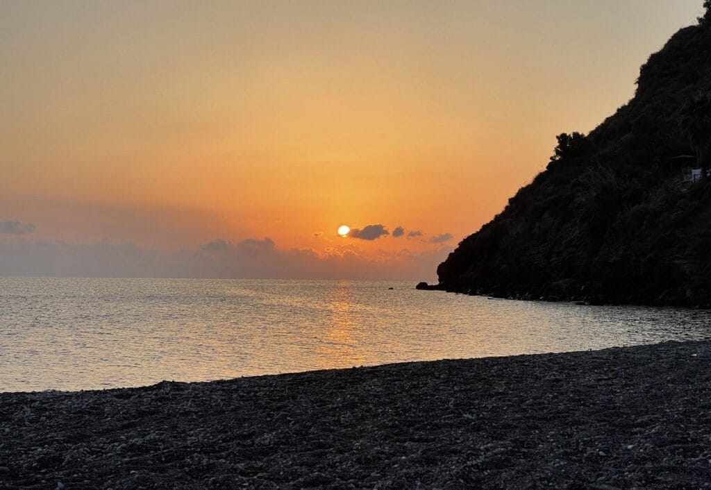 Sonnenaufgang am Strand von Canneto