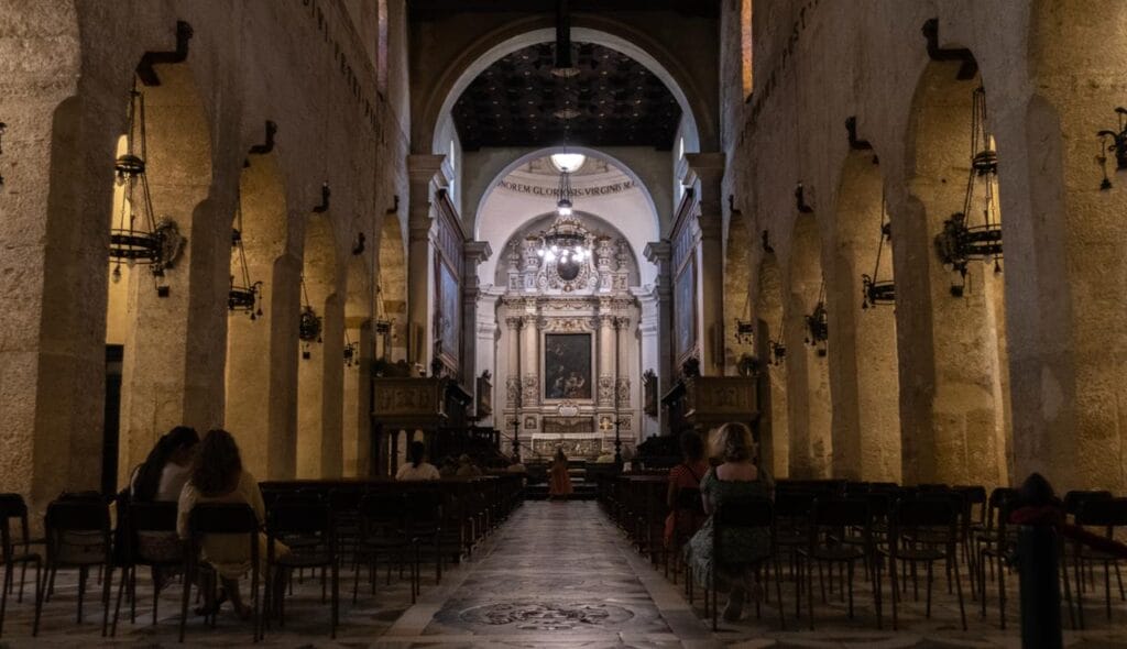 Kathedrale Santa Maria delle Colonne mit romanischen und byzantinischen Grundfestenin Syrakus