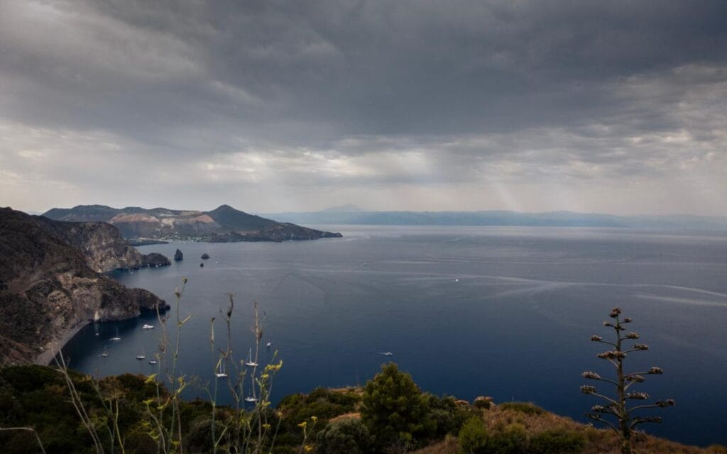 An der Westküste von Lipari mit Blick auf den Ätna am Horizont